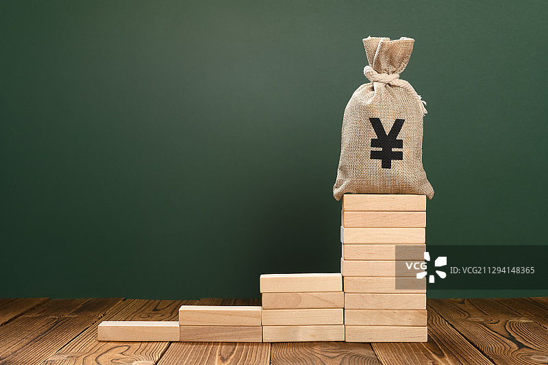 上升台阶上的人民币钱袋子图片素材