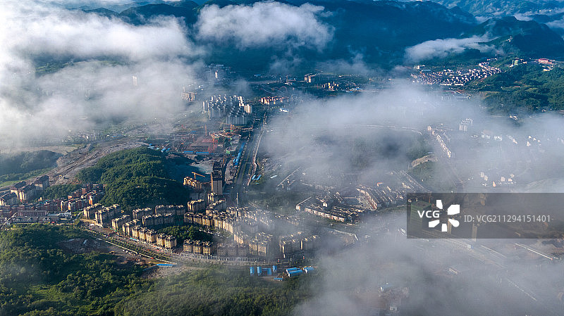 百里杜鹃腹地小城  贵州毕节图片素材
