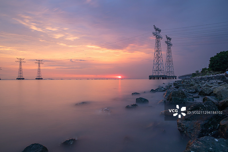 深圳西湾红树林侧输电塔日落图片素材
