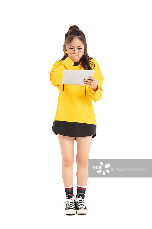 拿着平板电脑的年轻女学生图片素材