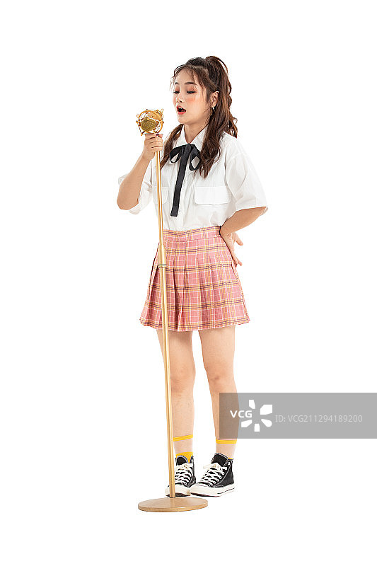 手拿麦克风唱歌的女学生图片素材