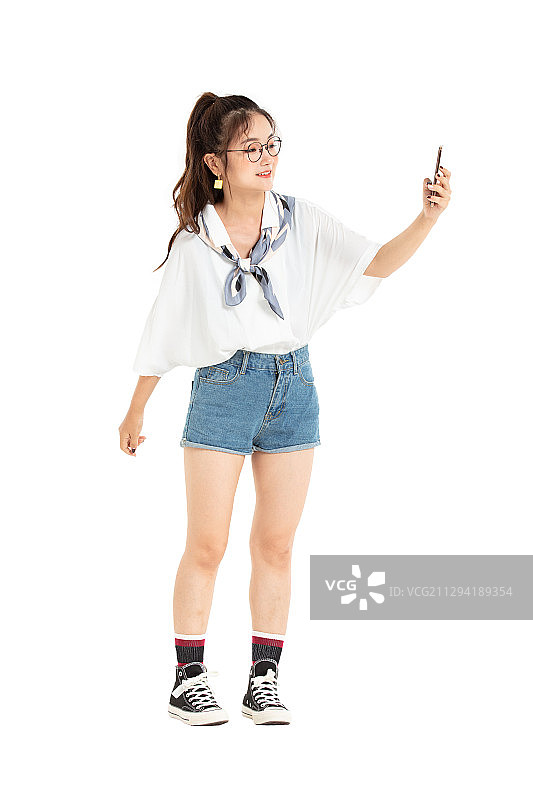 拿着手机娱乐互动的年轻女学生图片素材