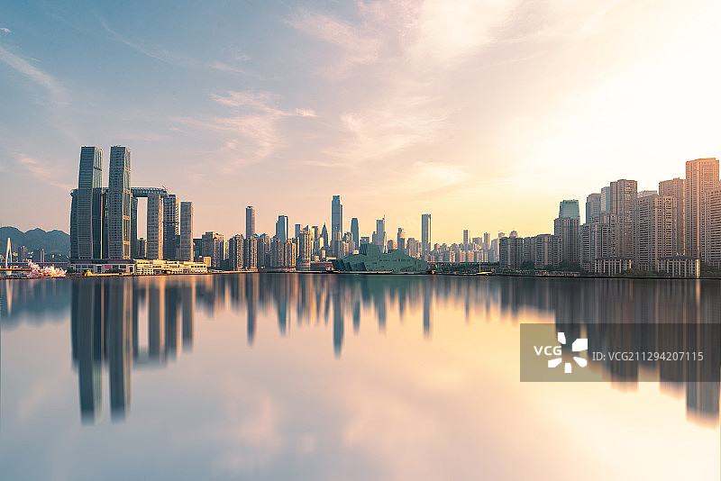黄昏时分的重庆天空之境-来福士广场和江北嘴全景图片素材