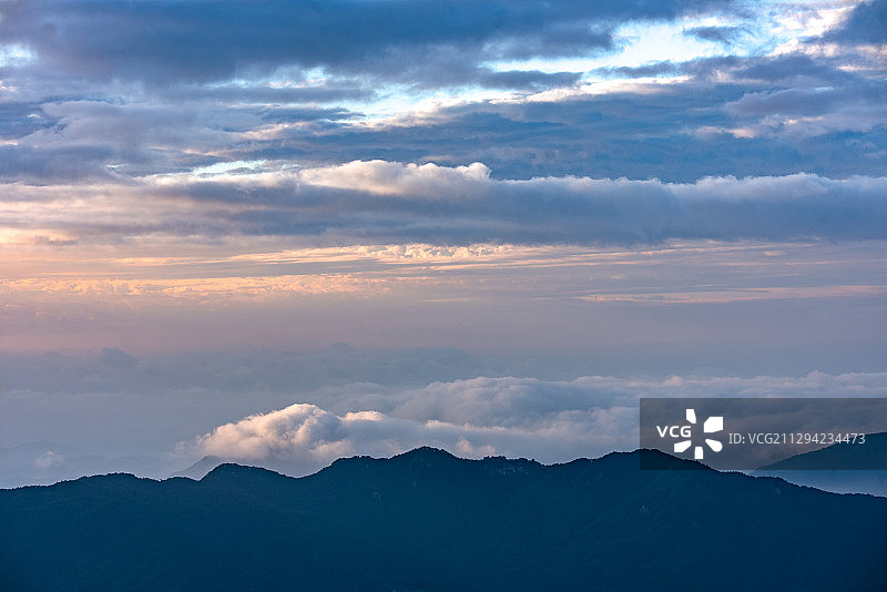 远山的云图片素材