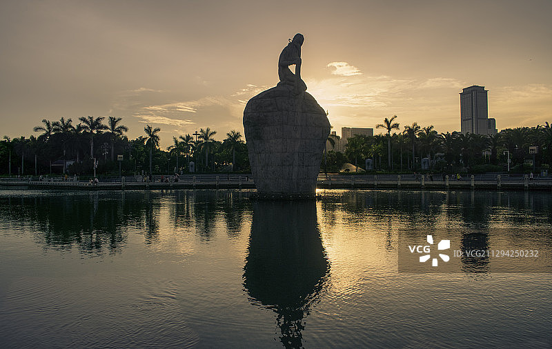 夕阳与白鹭女神倒影图片素材