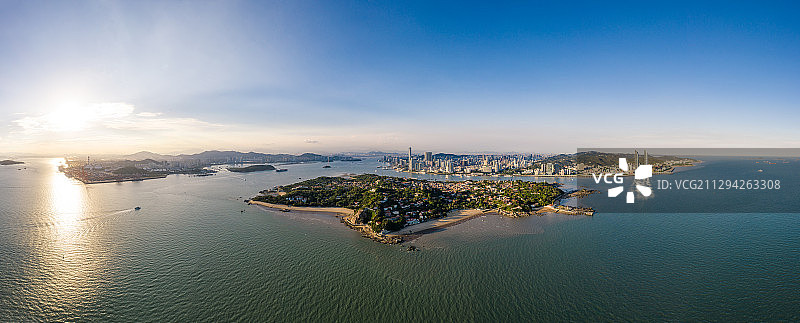 厦门城市风光：航拍鼓浪屿与厦门岛全景图片素材