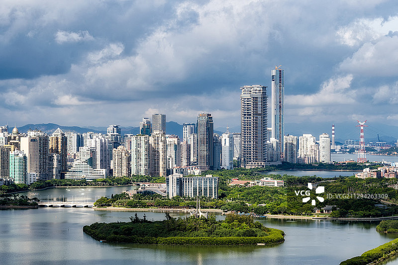 厦门城市风光：筼筜湖畔建筑群与湖心岛图片素材