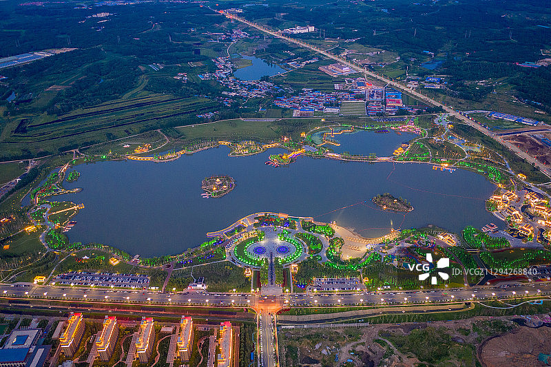 吉林省梅河口市海龙湖公园航拍城市夜景图片素材