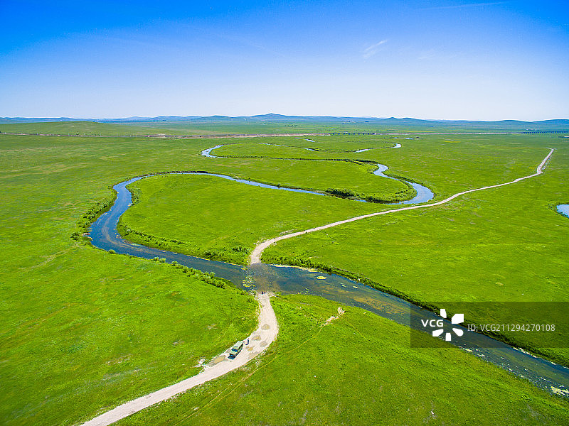航拍草原上蜿蜒的九曲河流图片素材