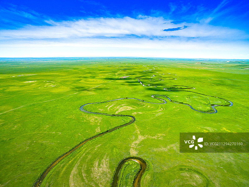 航拍草原上蜿蜒的九曲河流图片素材