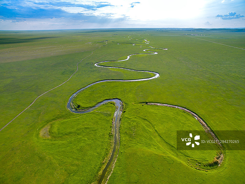 航拍草原上蜿蜒的九曲河流图片素材