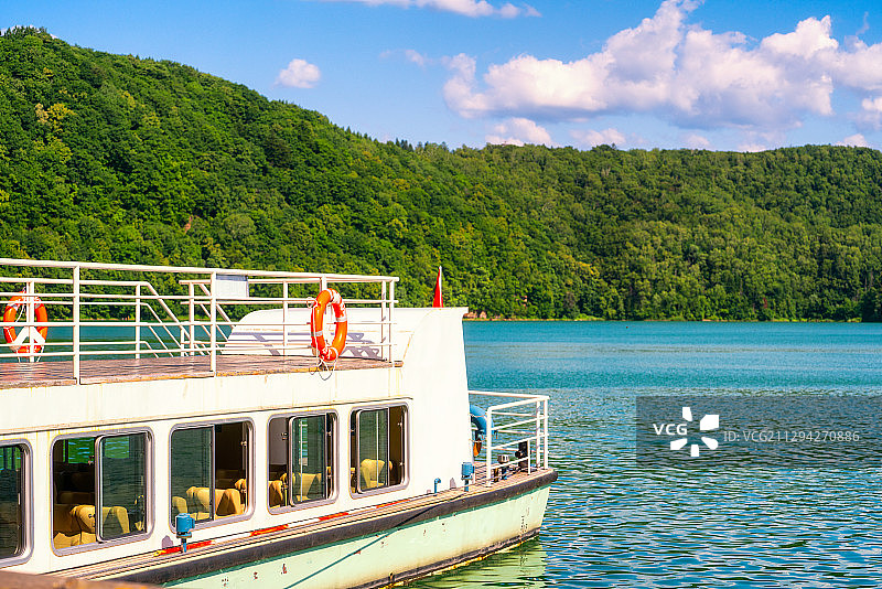 吉林省辉南县龙湾群国家森林公园火山口湖游船图片素材