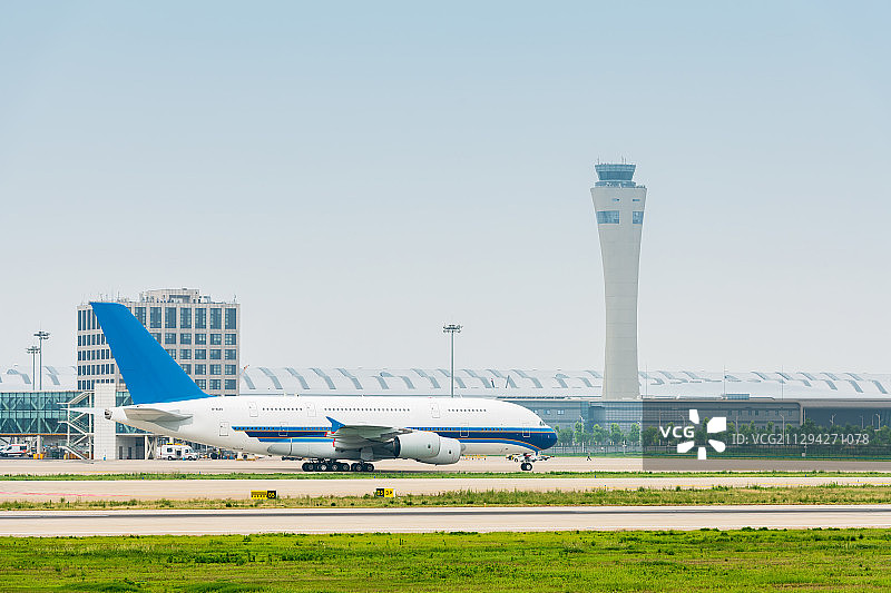 河南郑州新郑国际机场空中客车A380客机户外风光图片素材