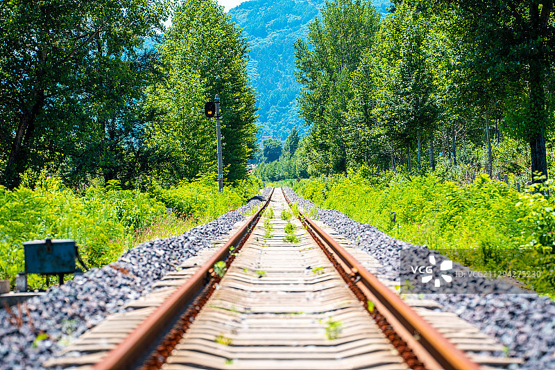 吉林省集安市树林中的铁路图片素材