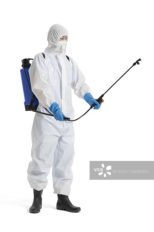 年轻男士使用喷雾器杀菌消毒图片素材