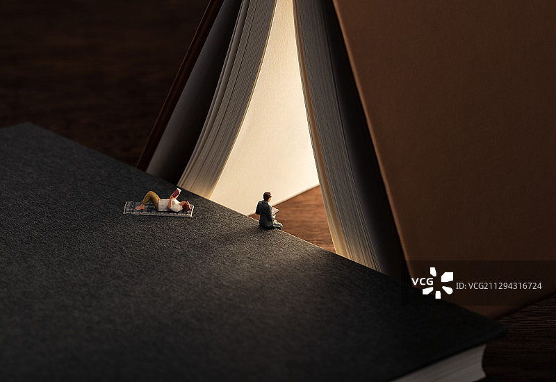 书本里的光照亮阅读看书的人图片素材