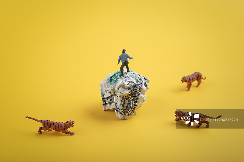 站在美金纸团被围攻上处于困境的人图片素材