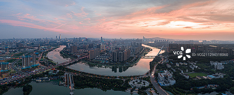 日落时分浏阳河长沙段上空的晚霞图片素材