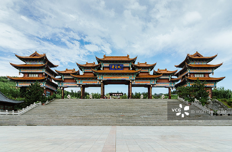 山东威海华夏城景区天下第一牌坊广场前无人全景图片素材