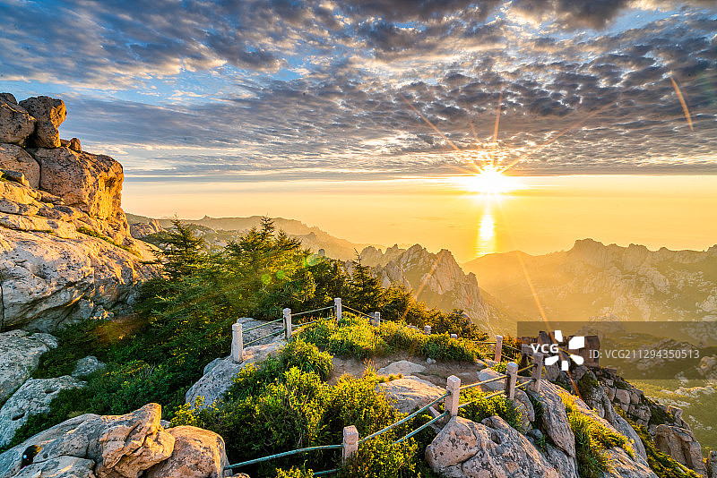 中国青岛崂山日出图片素材