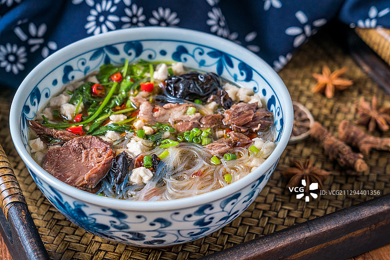 放在木桌上的一碗陕西西安美食羊肉泡馍图片素材