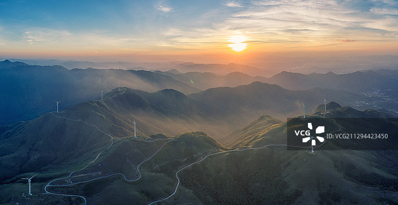 日落时分，云雾缭绕的风车山。图片素材