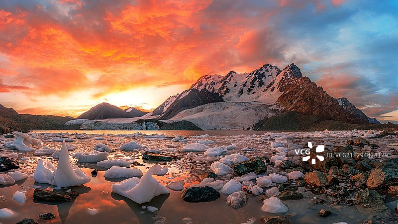 火红的博格达峰图片素材