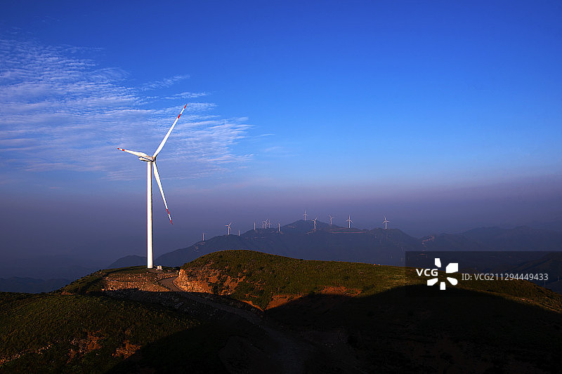 蓝天白云下的风力发电图片素材