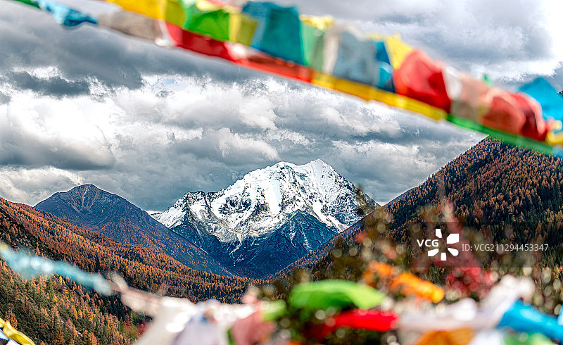 中国四川阿坝州藏区雅拉雪山经幡图片素材
