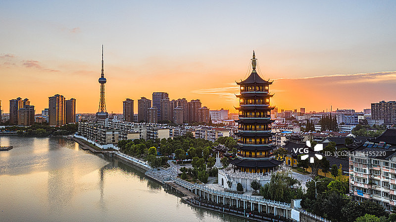 江苏泰州南山律寺日落火烧云图片素材
