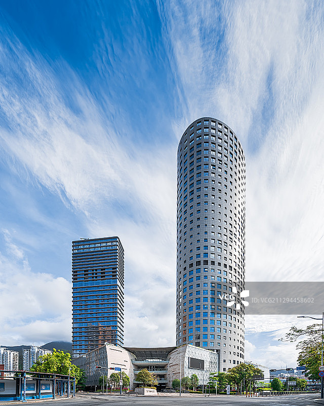 广东省深圳市盐田区现代产业服务大厦白天风光图片素材