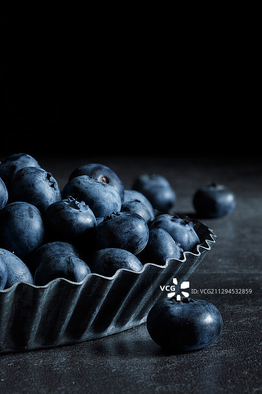 一盘新鲜的蓝莓果图片素材