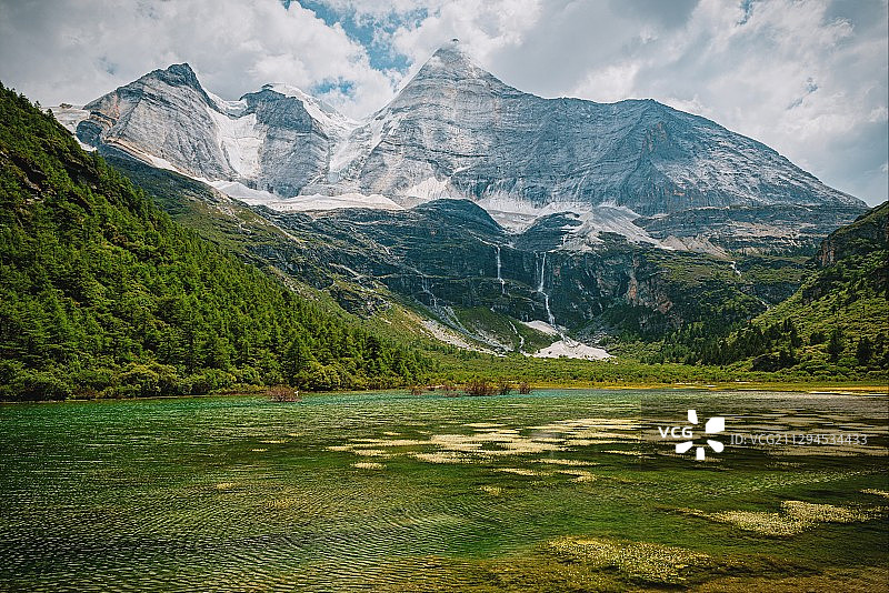 仙乃日图片素材