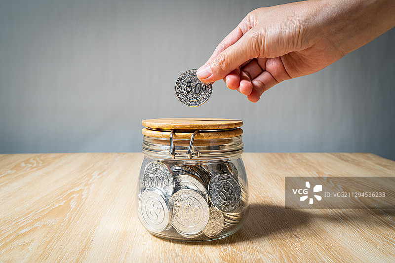 充满硬币的储蓄罐图片素材