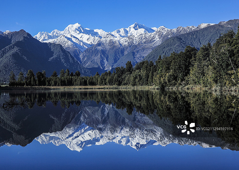 Mount Cook in the mirror image图片素材