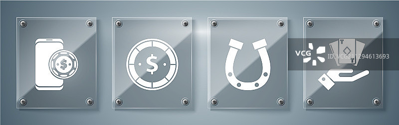 手持扑克牌与马蹄铁组合图片素材