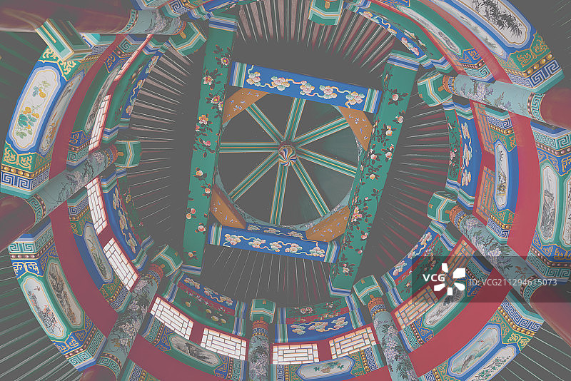圆开凉亭的屋顶装饰着多层红蓝绿色调的图案，极具民族特色。图片素材