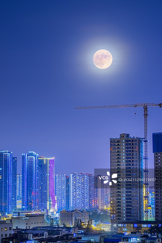 城中的月亮图片素材