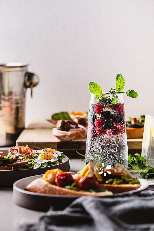 轻食佳饮 开放三明治和莓果苏打特饮图片素材
