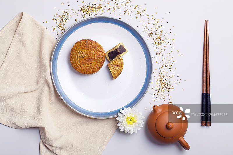 餐盘上的中秋月饼和白色餐布图片素材