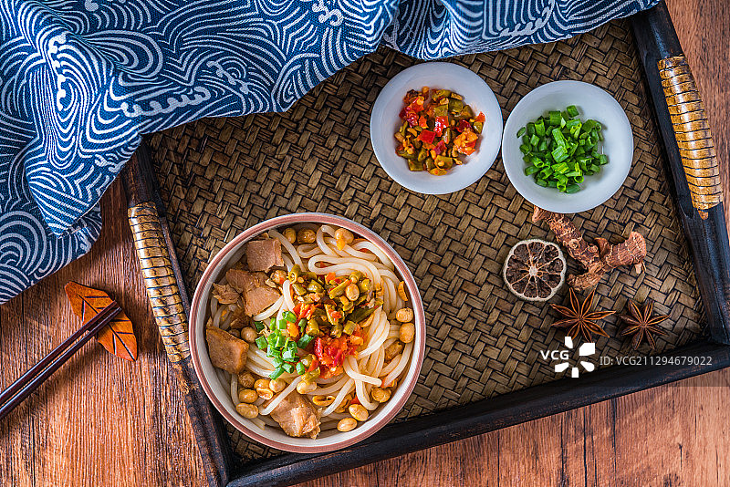 放在藤编托盘里的一碗桂林米粉图片素材