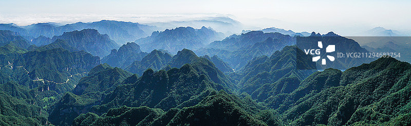 初秋时节，雨后的太行山群峰起伏、一片苍莽。图片素材