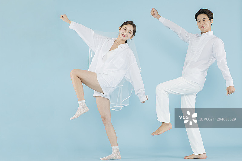 快乐的年轻夫妇概念，时尚婚礼夫妇的肖像图片素材