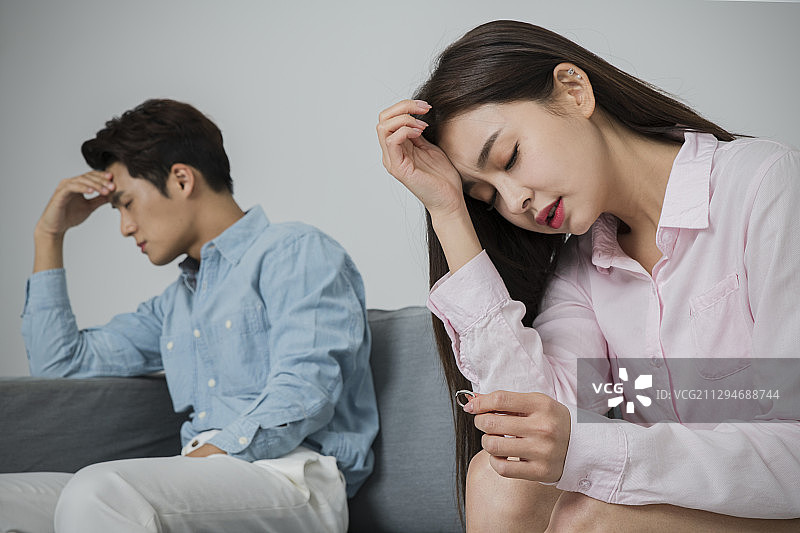 快乐的年轻夫妇概念：一对亚洲年轻夫妇的肖像135图片素材