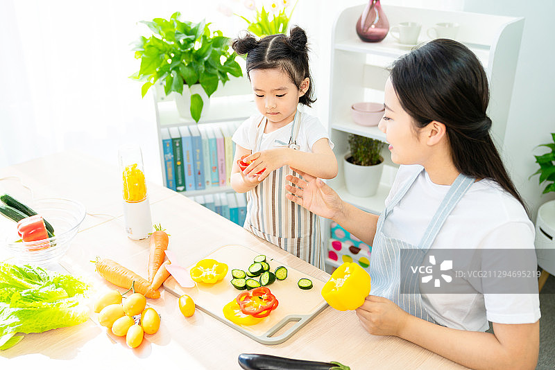 妈妈和女儿一起做饭图片素材
