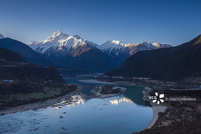 雅鲁藏布江大峡谷观南伽吧峰图片素材