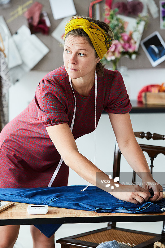 小型企业主制作牛仔裙图片素材