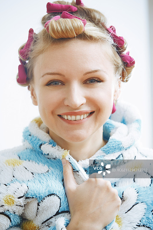 头发上带着电卷发的漂亮女人图片素材