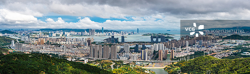 从厦门海沧蔡尖尾山天语舟气象园区，俯瞰厦门城市全景图片素材