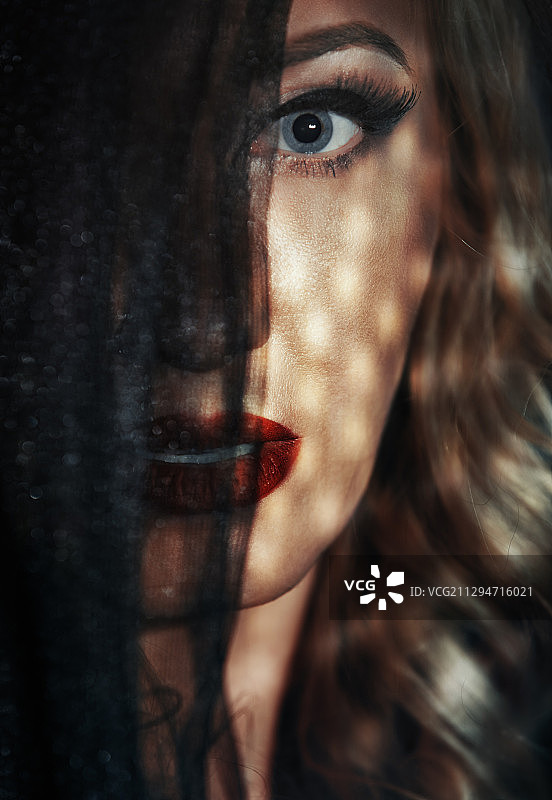 黑色面纱后的美丽女人图片素材